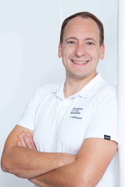 Zahnarzt Philipp Ballhausen in der Praxis Zahnärzte am alten Sportplatz